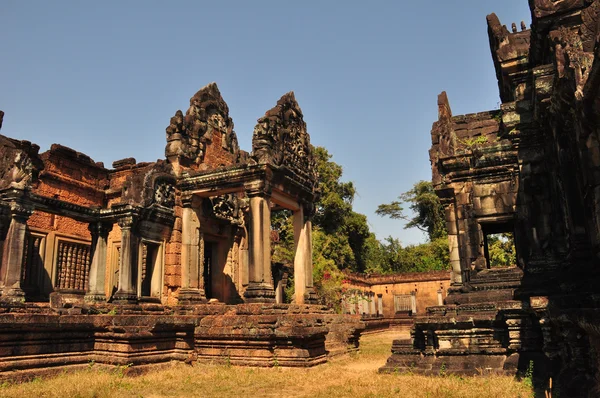 Бантей Самре Озил сидел в Ангкор-Вате, Камбоджа . — стоковое фото