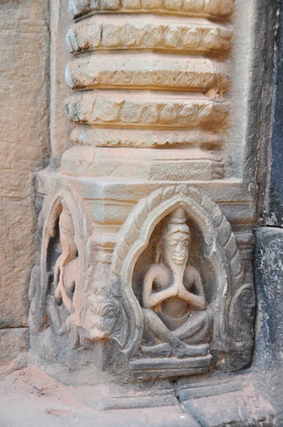 Ancient Khmer carving showing merit  praying at the Hindu temple of Banteay Samre — Stock Photo, Image