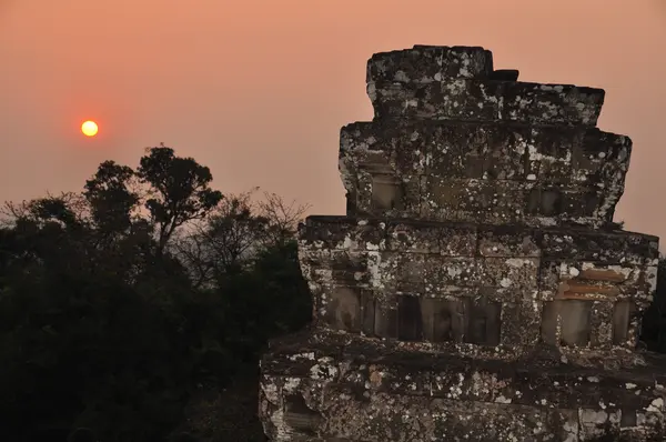  Kamboçya'da batımında Phnom Bakheng