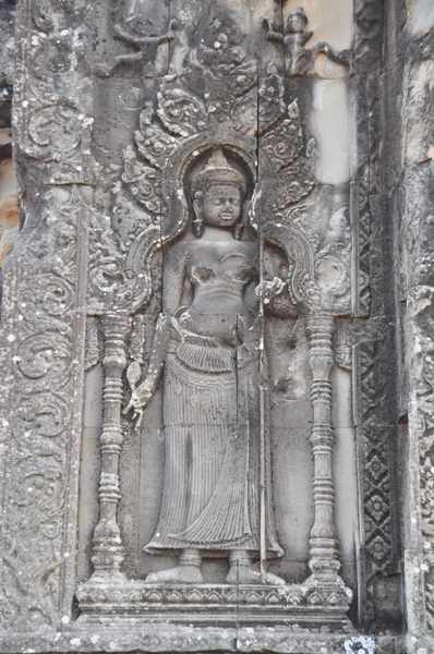 Apsara på väggen i templet Phnom Bakheng — Stockfoto