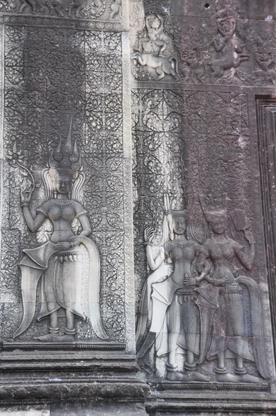 Apsaras danzanti una vecchia arte Khmer intaglio in Angkor Wat — Foto Stock