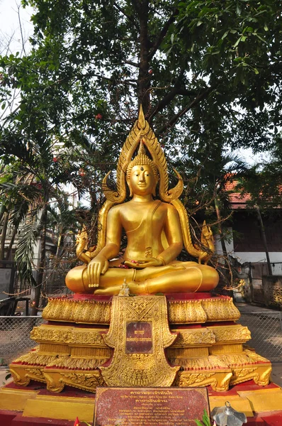 Gouden Boeddha standbeeld in Wat Bangkung, Ampawa, Thailand — Stockfoto
