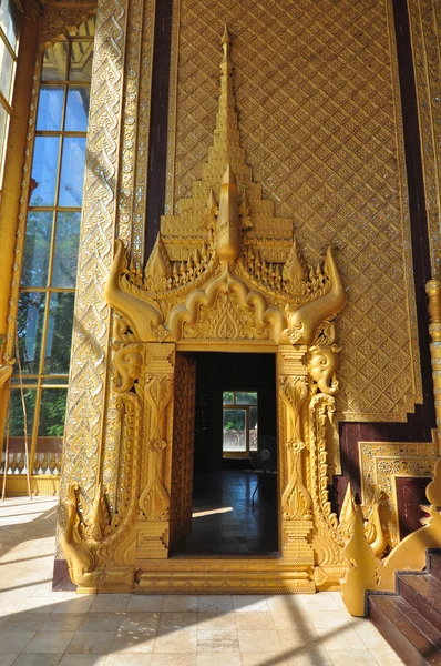 Beautiful door of Kambawzathardi Golden Palace, Bago, myanmar . — стоковое фото