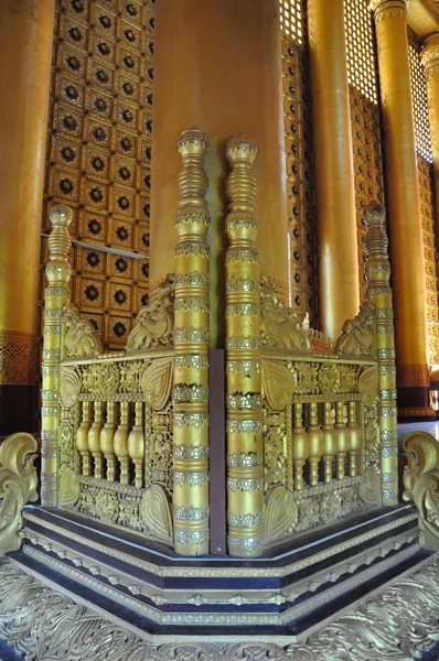 Hermoso detalle de Kambawzathardi Golden Palace, Bago, myanmar . — Foto de Stock