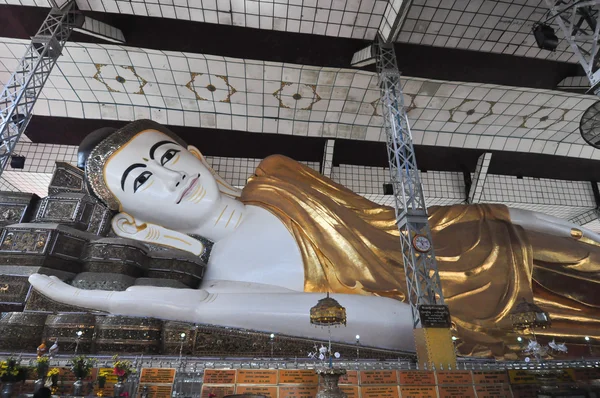 Shwethalyaung liggende Boeddha in bago, myanmar. — Stockfoto