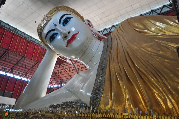 Kyauk že Htat Gyi ležící Buddha, Yangon, Myanmar. — Stock fotografie