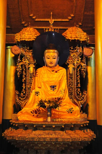 Estatua de Buda en la pagoda shwedagon — Foto de Stock