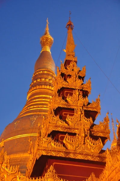 Güzel Shwedagon pagoda Yangon Myanmar içinde.