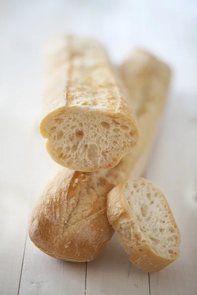 Baguette di pagnotta su bianco — Foto Stock