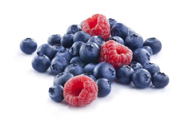 Böğürtlenler beyaz arkaplanda 