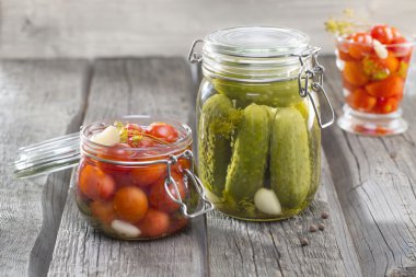 kavanoz turşu salatalık, domates, krema ile