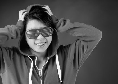 Stresli modeli saç çekerek