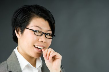 Sinir kadın parmak tırnak ısırma