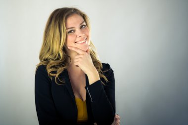 Çene üzerinde el ile düşünme kadın