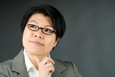 Kadın parmağı çene ile düşünme