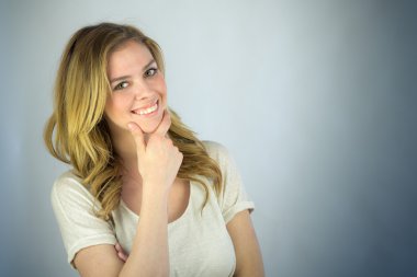 Çene üzerinde el ile düşünme kadın