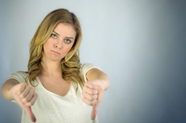 kadın el başparmak işareti aşağı