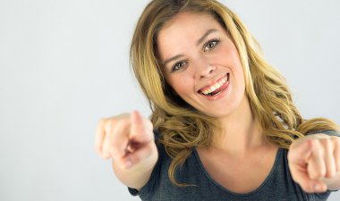 Kameraya bakarak ve parmakları ile işaret kadın