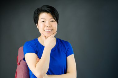 Çene üzerinde el ile düşünme kadın