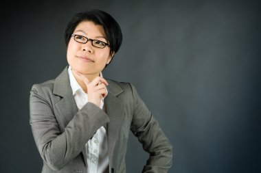 Kadın parmağı çene ile düşünme