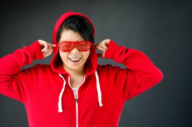 Kadın parmakları ile kulakları tıkalı