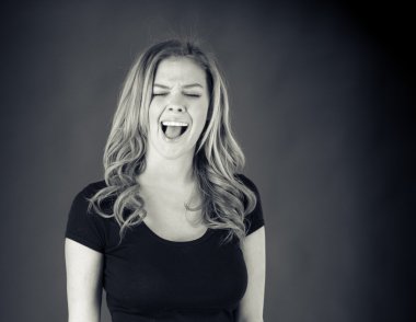 Kadın öfkeli çığlık