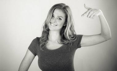 Kendisine işaret eden kadın