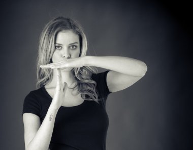 Kadın el işaretiyle ara el hareketi