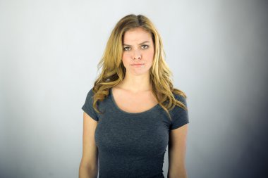 Kameraya bakarak kızgın kadın