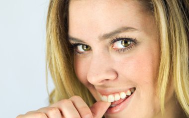 Kadın ısırma parmak çivi