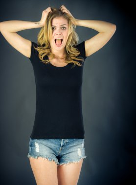 Kadın saç çekerek vurguladı