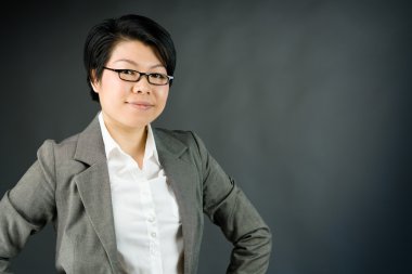 Kendine güvenen kadın kameraya bakıyor.