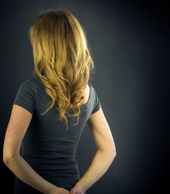 Arkasında arayan kadın