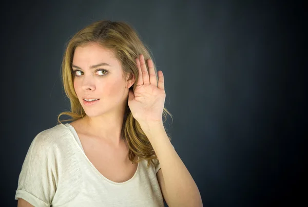 Mulher ouvindo e prestando atenção — Fotografia de Stock