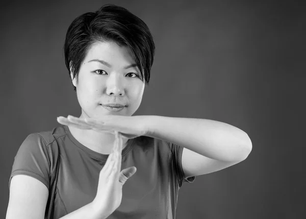 Женщина жест брейк-знак с руками — стоковое фото