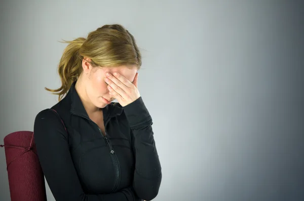 Vrouw beschaamd verbergen gezicht in de hand — Stockfoto