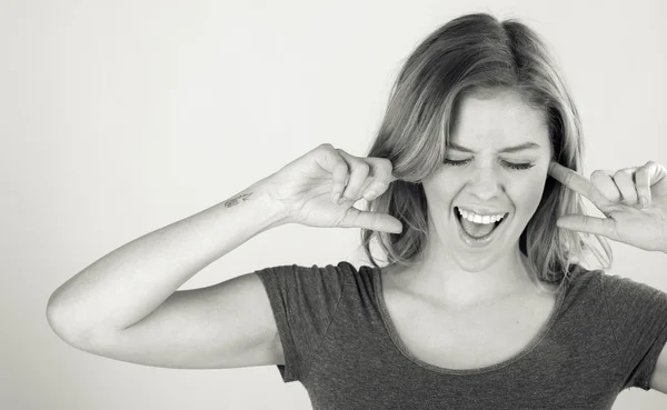 Vrouw inpluggen oren met vingers — Stockfoto