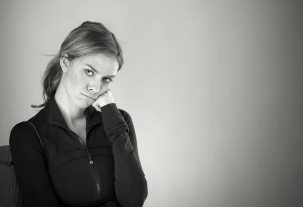 Žena nudí a naštvaná — Stock fotografie