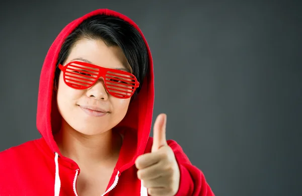 Vrouw gebaren duim omhoog teken — Stockfoto