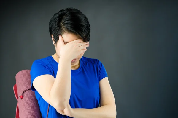 Mujer avergonzada escondiéndose cara en mano — Foto de Stock