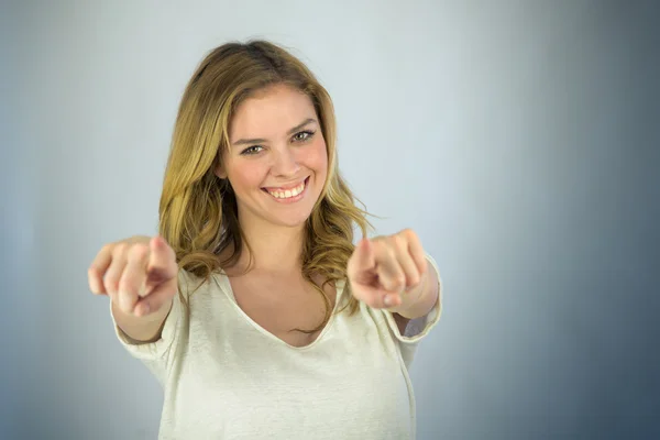 Woman looking at camera and pointing with fingers — Stock Photo, Image