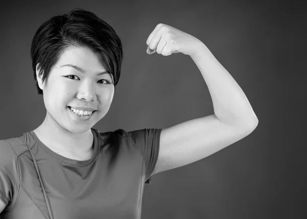 Frau mit Armkräuseln — Stockfoto