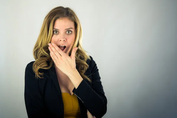 Chockad kvinna som täcker munnen — Stockfoto