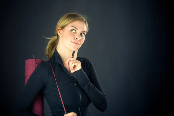 Vrouw denken met vinger op kin — Stockfoto