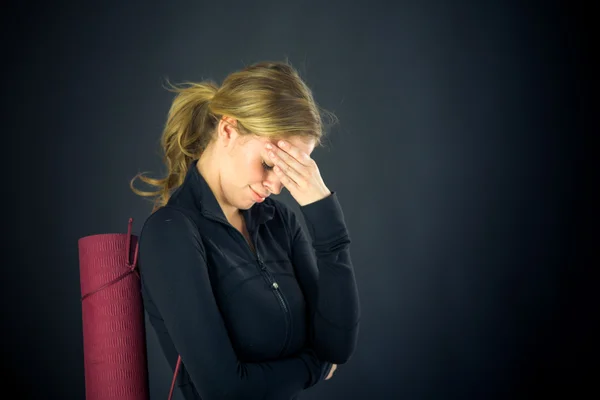 Mujer avergonzada escondiéndose cara en mano — Foto de Stock