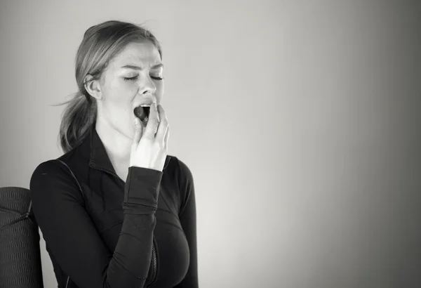 Trött kvinna gäspande — Stockfoto