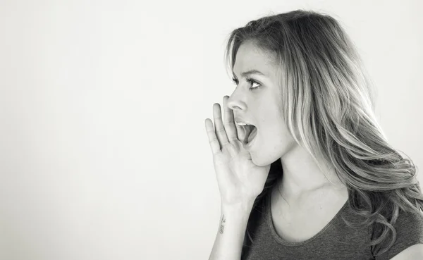 Kobieta, wywołanie i krzyku — Zdjęcie stockowe
