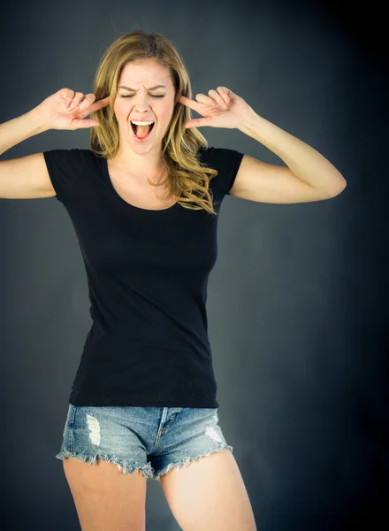 Mujer tapando las orejas con los dedos — Foto de Stock