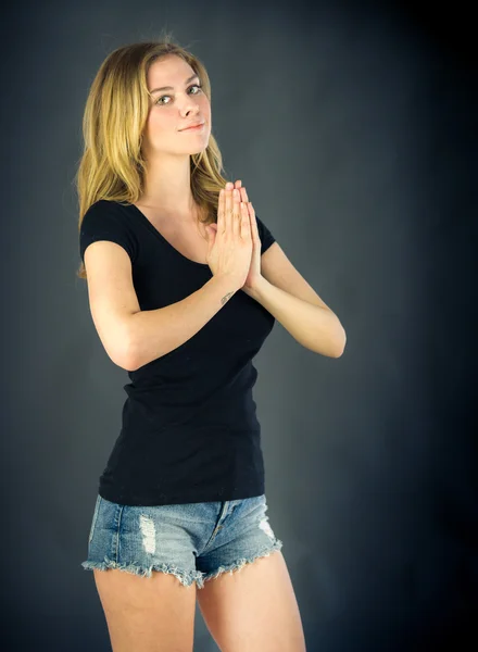 Frau betet und wünscht — Stockfoto