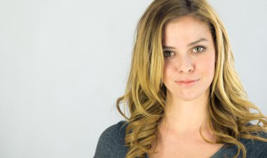 Kameraya bakan kadın.